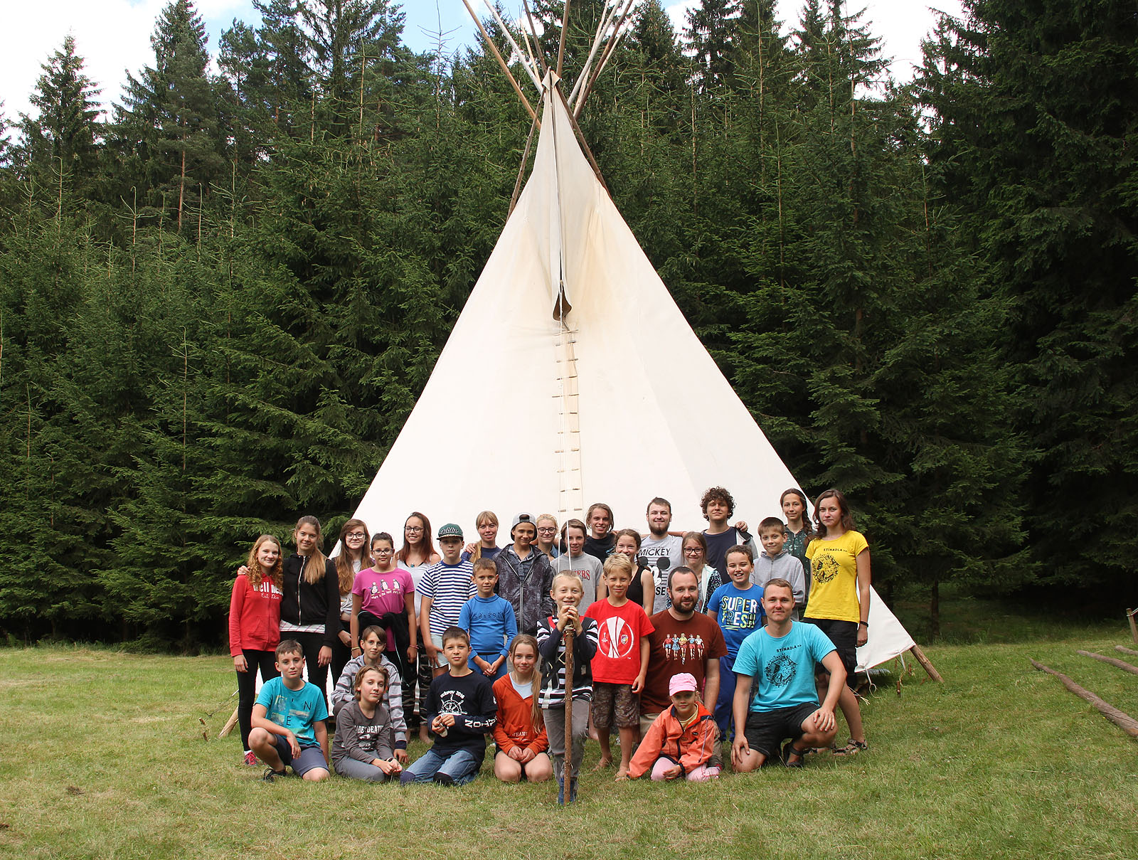 Společná fotka táborníků, vedoucích a trojice stavěčkářů ve složení Čáp, Sova a Drobek. Tábor může směle začít!