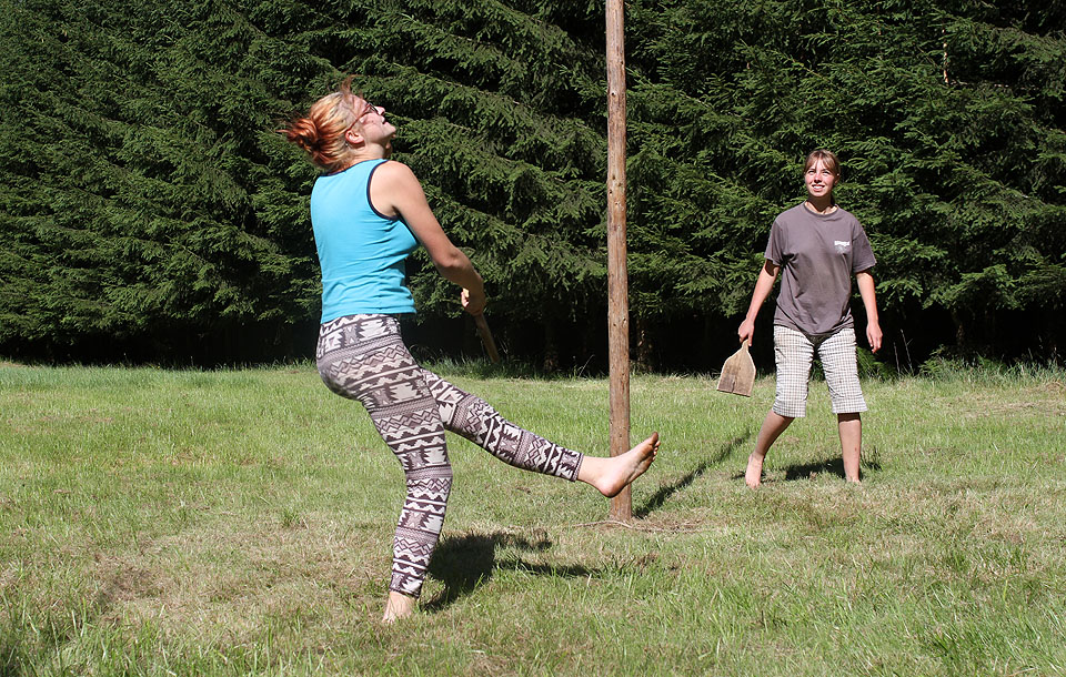 Nancy marně bojuje  anežkou v killbalu. Zkušená tygří drápka si ji během několika sekund namazala na chleba.