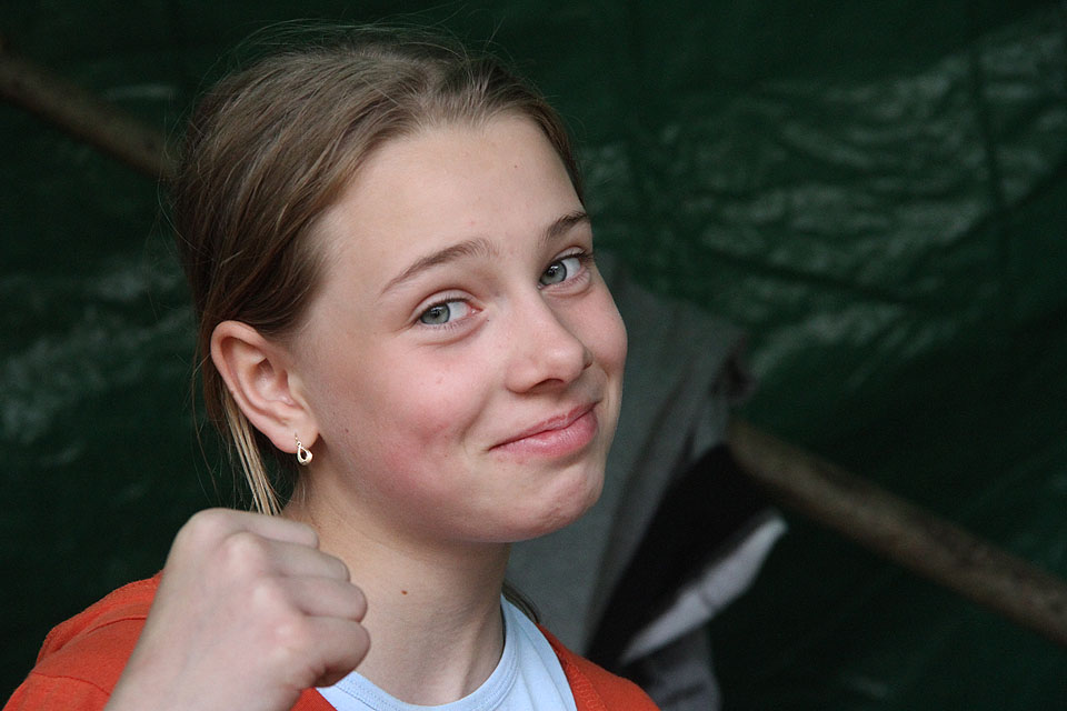 Liška si nenechala nic jen tak líbit. Pěstí pohrozila i fotografovi.