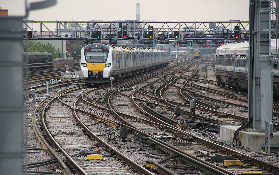 Protože letiště Luton je od samotného Londýna vzdálené asi 50 km, museli jsme se do města dopravit vlakem. Celodenní jízdenka z letiště do centa a po Londýnu samotném nás vyšla na víc než 1200 Kč.