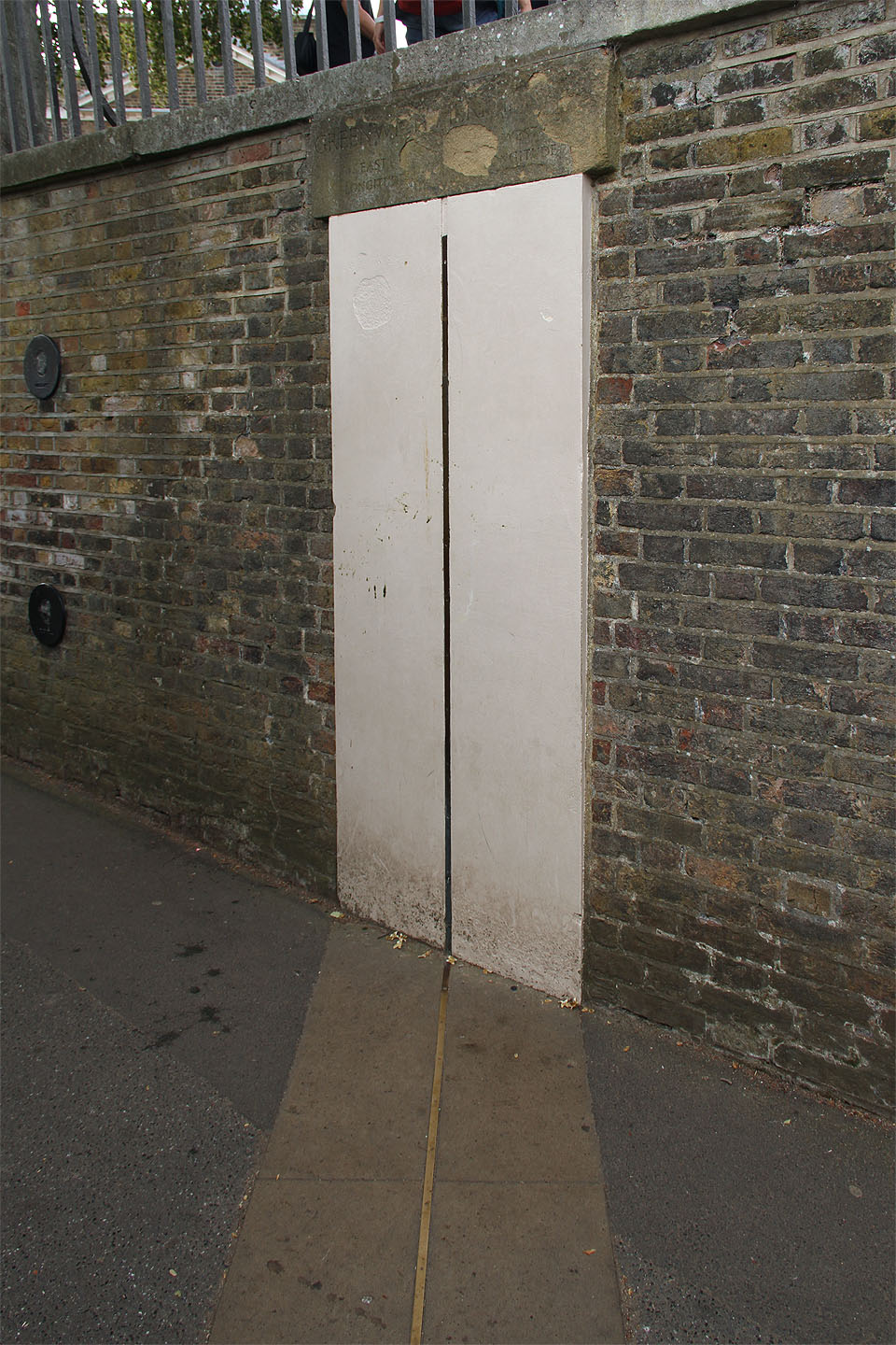 Tak vypadá ryska s nultým poledníkem pod greenwichskou observatoří. Nenápadnému místu pod zídkou turisté nevěnovali žádný zájem, dokud jsme s ¥em neotevřeli malou branku, kterou se pak všichni nahrnuli dovnitř. Snad to žádného hlídače nebude stát prémie.