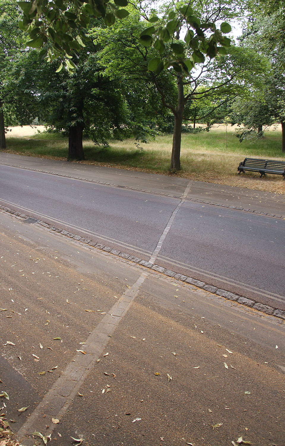Nultý poledník je vyznačený i na území příjemného parku, který obepíná observatoř na kopci ze všech stran. Všude na jeho délce může člověk jednoduše přeskakovat mezi východní a západní polokoulí nebo rovnou stát na obou současně.