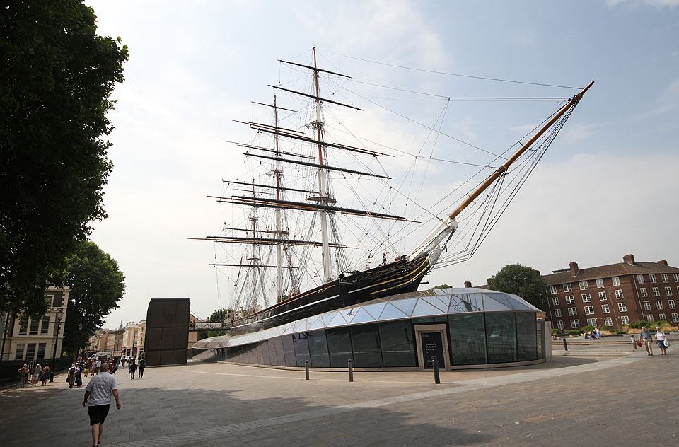 Slavná obchodní loď Cutty Sark před několika lety při rekonstrukci ohořela - proto ji nyní obepíná nehezký skleněný pavilon ve tvaru dámské vložky.