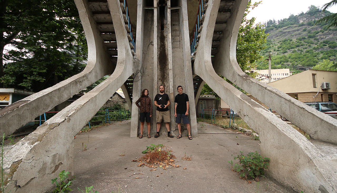 Naše jediné společné foto v Čiatuře pod jednou z uzavřených stanic místních lanovek. V samotném městě bylo 12 linek a 20 stanic.
