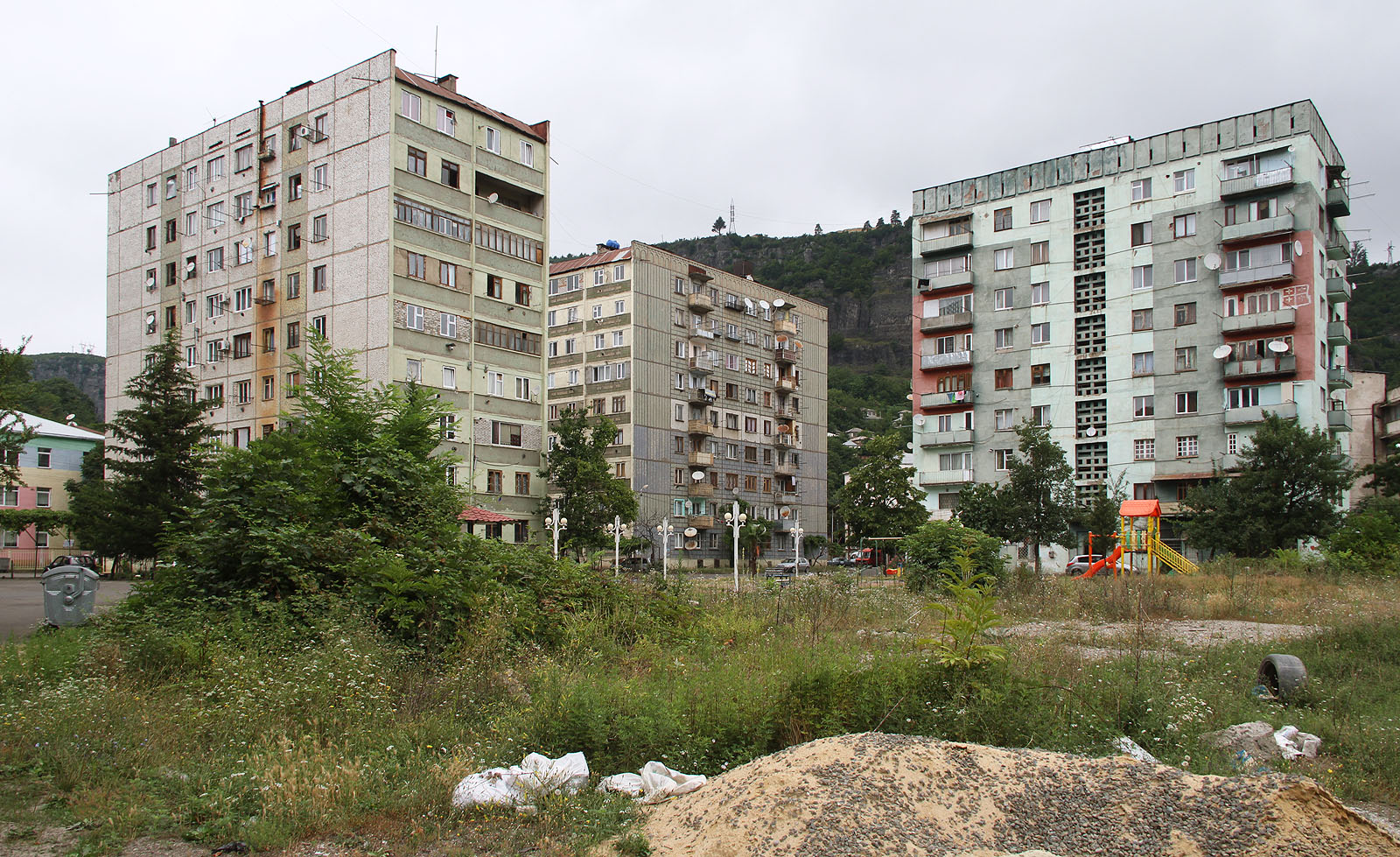 Čiatura je neuvěřitelné město v horách, obklopené doly, osobními a nákladními lanovkami a spoustou rozpadajících se betonových staveb. Kdysi tu jezdily i československé trolejbusy. Představit si ji lze nejlépe jako čtyřikrát zvětšený, padesát let neudržovaný <a href="/Tema/Adamov">Adamov</a> z nějakého paralelního steampunkového vesmíru.