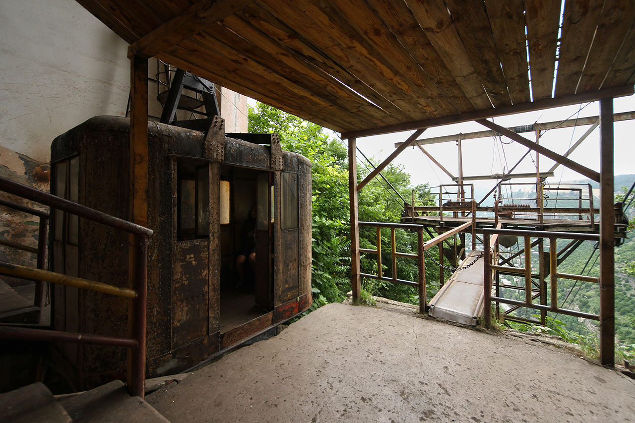 Jedna z horních stanic. Podstatná část obyvatel města bydlí nad strmými útesy, odkud vede cesta pro auta často dlouhá i přes deset kilometrů. Lanovka je tak jediným dopravním prostředkem pro každodenní cestování do centra a zpět.