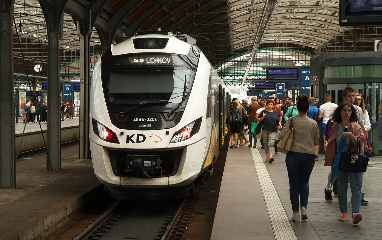 Zpátky do Česka jsme přijeli zánovní elektrickou jednotkou 45WE polských Kolejí Dołnośląských, která náz z Wrocławi zavezla až do Lichkova. KD mají docela stejný design žluto-černo-bílých jednotek jako dráhy v Londýně - čímž se kruh protentokrát uzavírá.