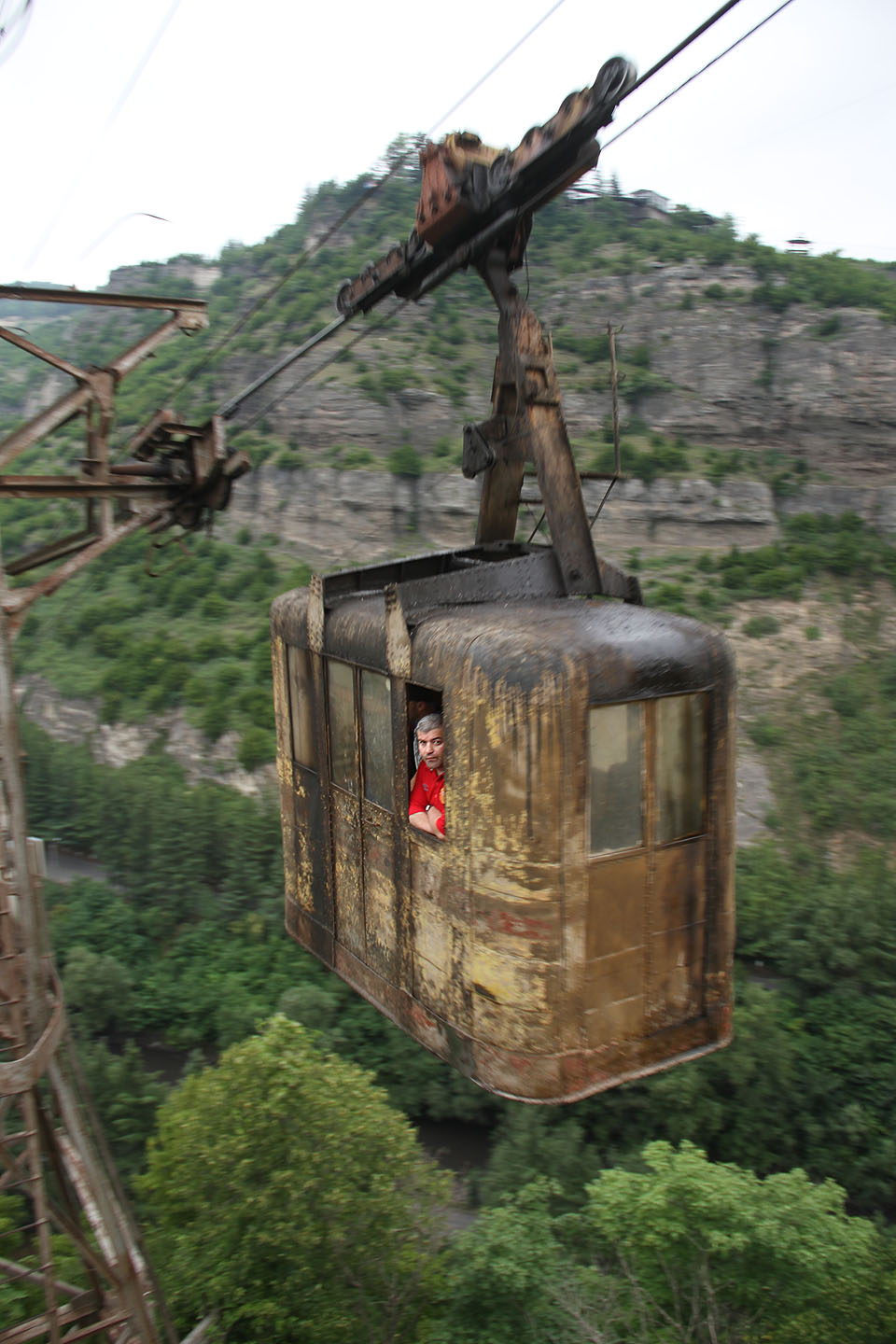 Pravděpodobně nejstarší linka vede ze severní části centra na strmý útes, na němž překapivě stojí několik částečně obydlených paneláků. Stanice byla postavena v roce 1953 a od té doby se na lanovce mnoho nezměnilo. Obě kabinky se potkávají poblíž středového sloupu stojícího na osamělé skále.