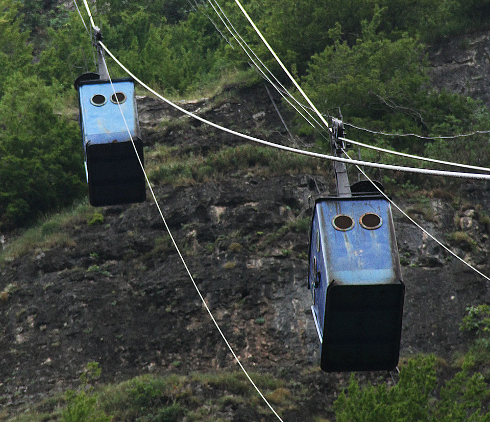 Lanovky v Čiatuře vypadají jako plechovky od olivového oleje, do kterých někdo udělal kruhové otvory. Místo skla je v nich drátěná síťka, přes kterou se dá i fotit.