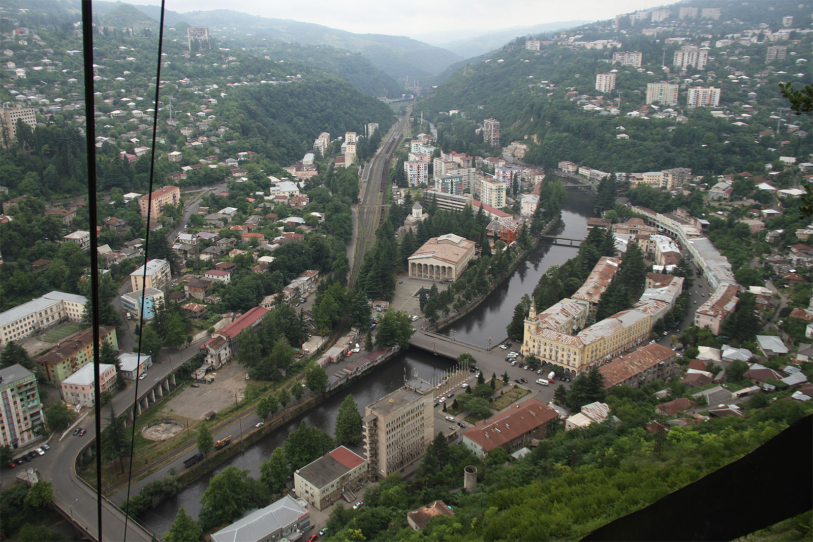 Pohled na večerní Čiaturu z kabinky zřejmě nejstrmější městské lanovky. Jako na ostatních linkách, také zde se jezdí zadarmo a bez omezení počtu jízd.