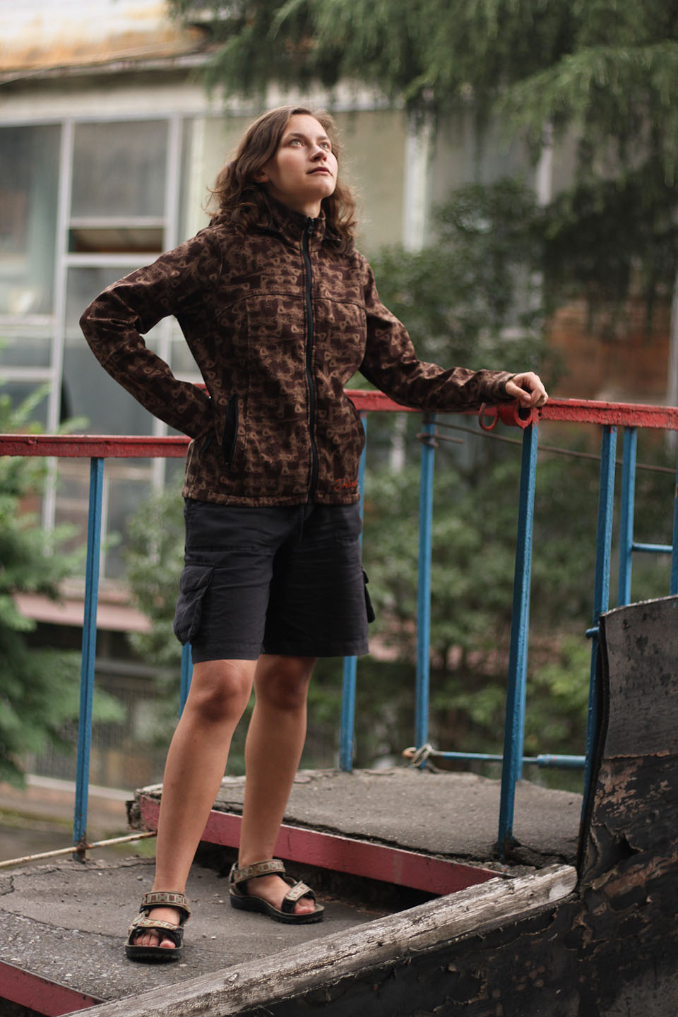 Drobek pozorně prohlíží osiřelou kabinku lanovky, která se už několik let houpá prázdná pár metrů nad stanicí.