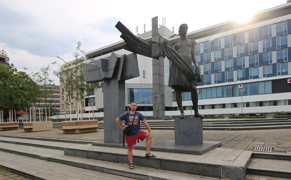 V Plzni stojí těsně vedle sebe památník československo-sovětské smlouvy a pomník obětí komunistického režimu.