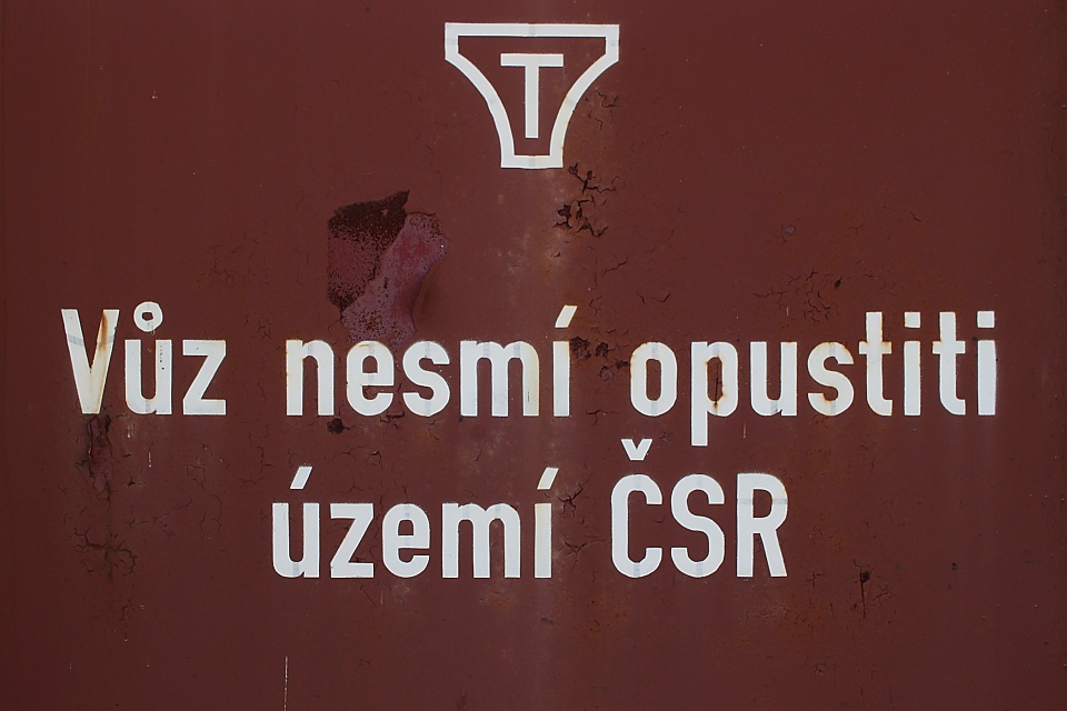 Jedním z hlavních lákadel neděle je rychonávštěva železničního muzea v Lužné u Rakovníka. také zde se nachází velké množství československých strojů, nezřídka s původním označením. Také my neopustíme během deseti dnů území někdejší ČSR - a přesto se podíváme do tří různých zemí.