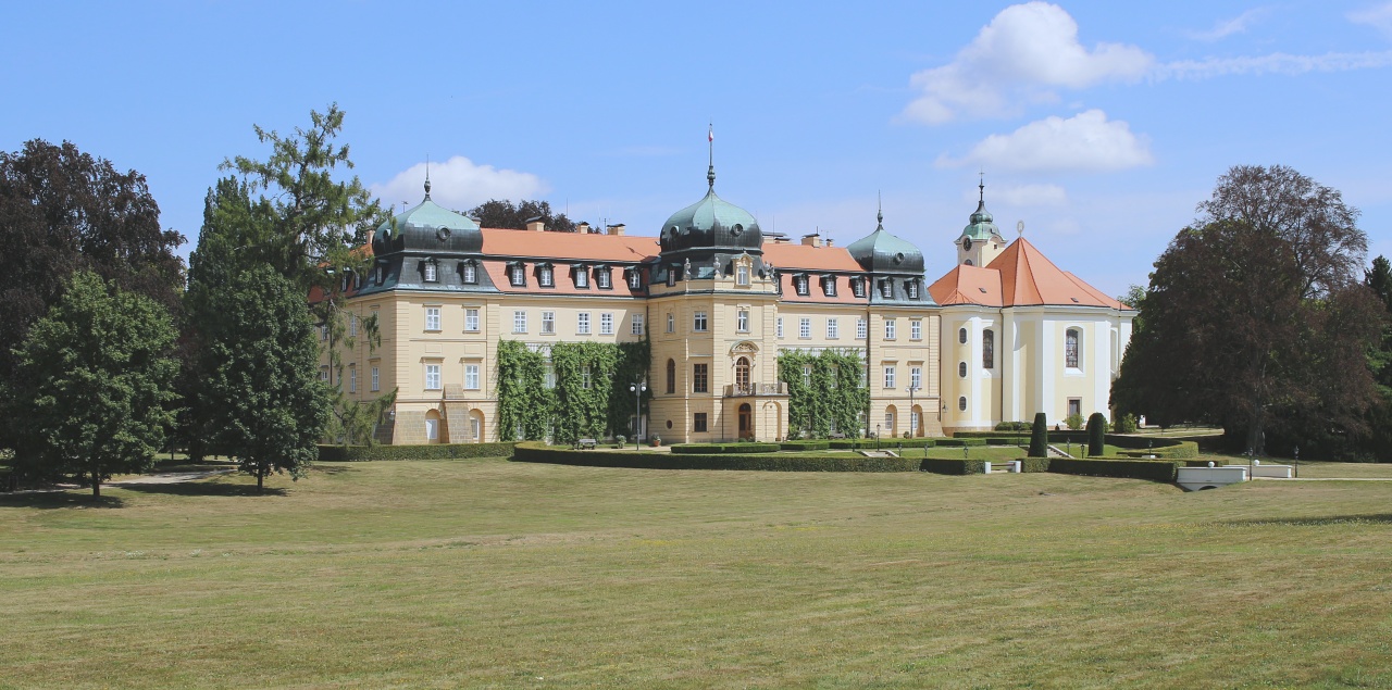 Vrcholem naší pouti po krajích na západ od Prahy je návštěva zámeckého parku v Lánech, letního sídla československých prezidentů. Ten aktuální odjel včera, přesto hlídají zámek ozbrojení strážci se samopaly. Focení je ovšem povoleno.
