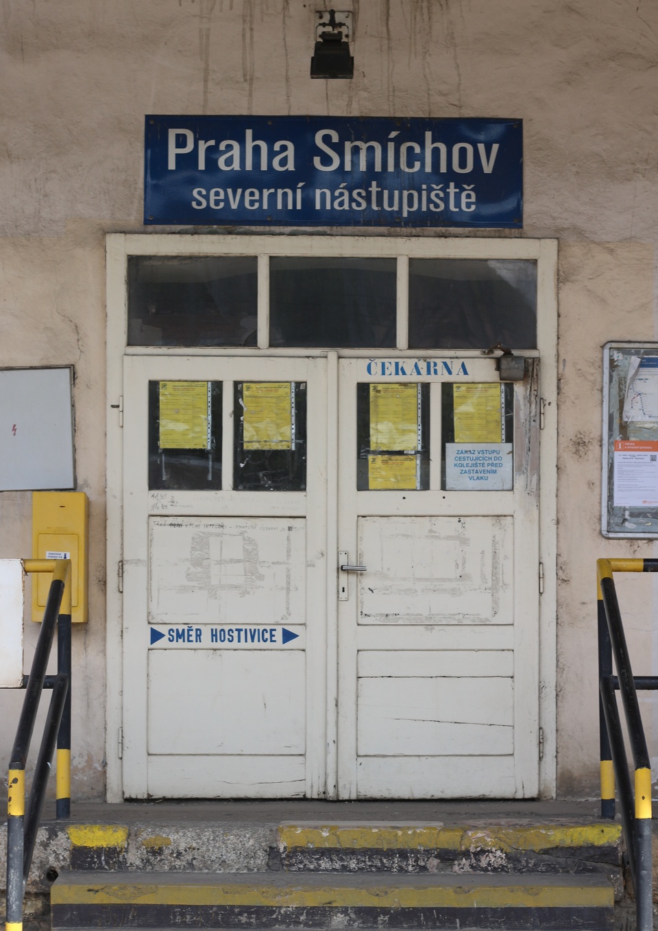 Železniční stanice <a href="/Tema/Praha-Smíchov severní nástupiště (žst)">Praha-Smíchov severní nástupiště</a> se sice nikterak významně nezapsala do historie ČSR, nicméně jde o jednu z železničních stanic s nejromantičtějším názvem vůbec, která má navíc brzy zmizet díky developerům z povrchu zemského. Sešli jsme se tu s Bublinou a Vítkem a rádi přidáváme její fotku.