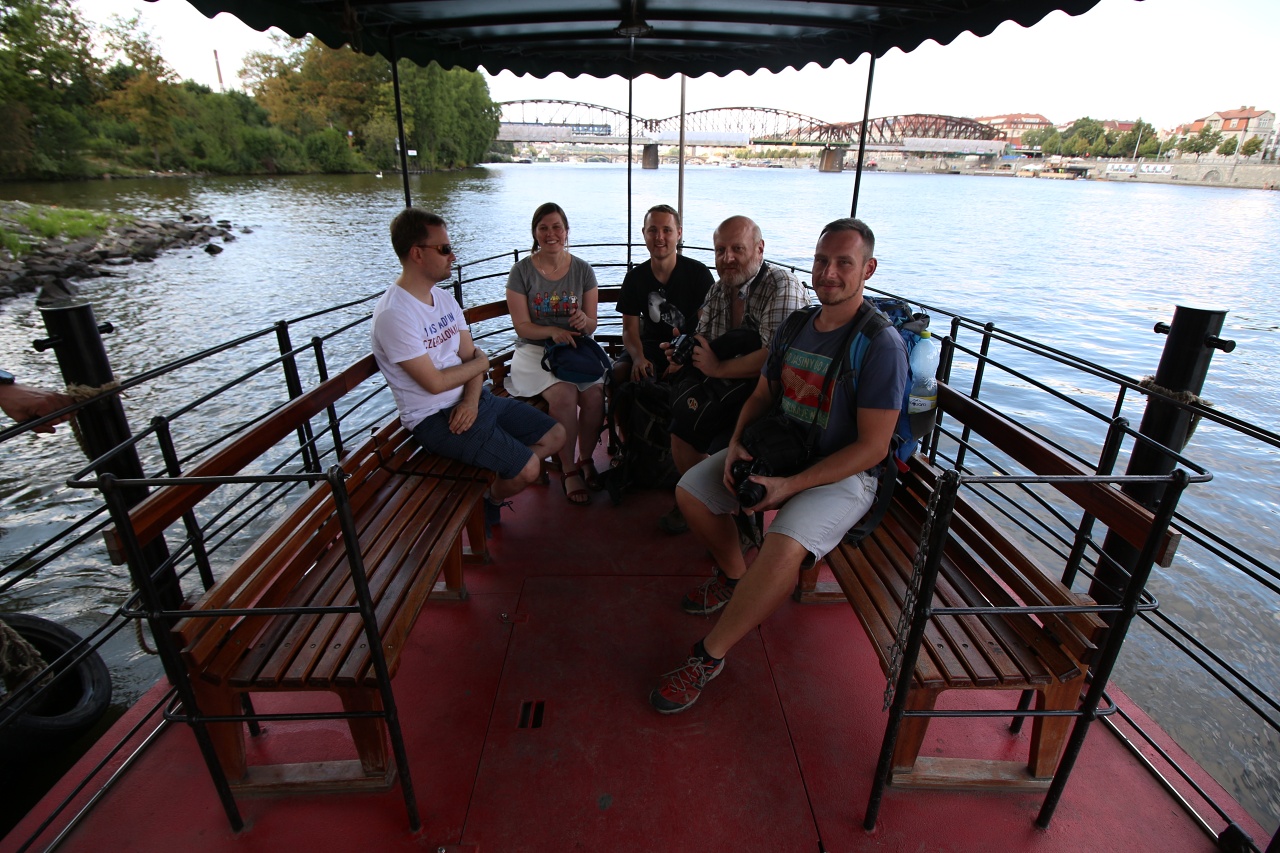 Protože kanoe se nám v Plzni nepodařilo sehnat, stal se prvním plavidlem na naší cestě přívoz spojující Smíchov, Císařskou louku a Výtoň v Praze. Snad proto, že slavíme 100 let společného státu, byla dnes doprava úplně zadarmo.