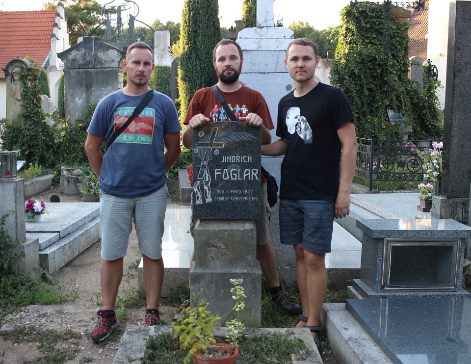 V roce 1911 zemřel čerstvě čtyřletému Jaroslavu Foglarovi v Poděbradech tatínek za ponurých okolností na srdeční chorobu. Snad i to se podepsalo na spisovatelově pozdější oblibě hrůzostrašných scén v dětských knihách. 