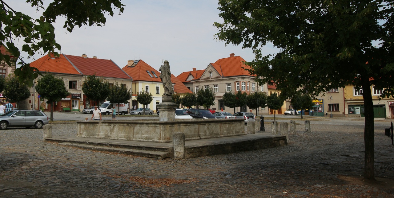 Z náměstí v Kouřimi právě odjel pojízdný kinematograf bratří Čadíků a na městečko padl ospalý polední žár. Horké dusno neoblomila kašna s křišťálově čistou vodou ani chlazená minerálka. Čekáme na ¥ s jeho Škodou 100, která nás odveze na Moravu.