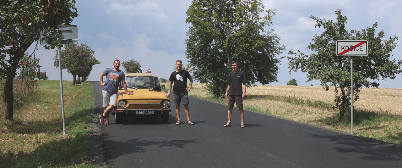 ¥ přijíždí se stominutovým zpožděním, stovce se totiž po cestě rozbil startér, a tak musel čtyřikrát auto sám či s pomocí kolemjdoucích roztlačovat (což pak děláme po zbytek dne společně). Nedlouho potom porušujeme pravidla a skáčeme do budoucnosti, protože průjezd Košicemi byl plánován až na středeční odpoledne.