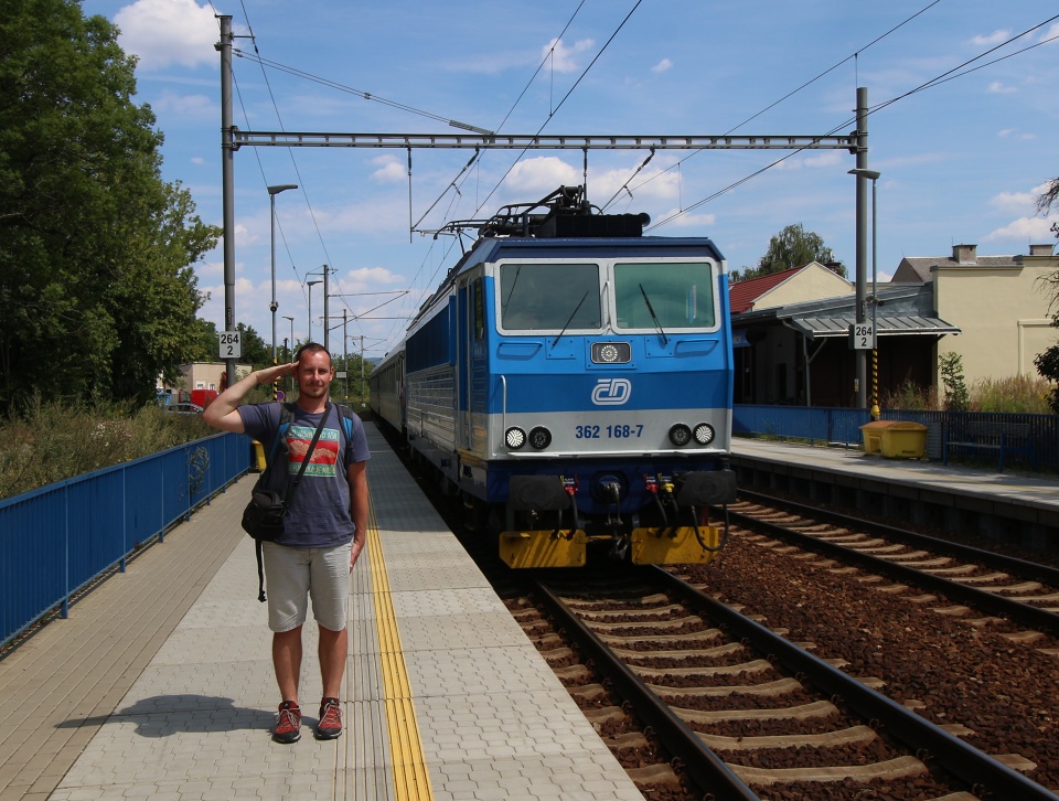 Můj hlavní souputník Rolf se bude za pár měsíců ženit a neodkladnosti s tímto aktem spojené jej odpoledne na den a půl odvolaly z akce. Zvolil proto alternativní trasu přes Přerov, kam se vydal vlakem ze zastávky <a href="/Tema/Golčův Jeníkov město (žzast)">Golčův Jeníkov město</a>.