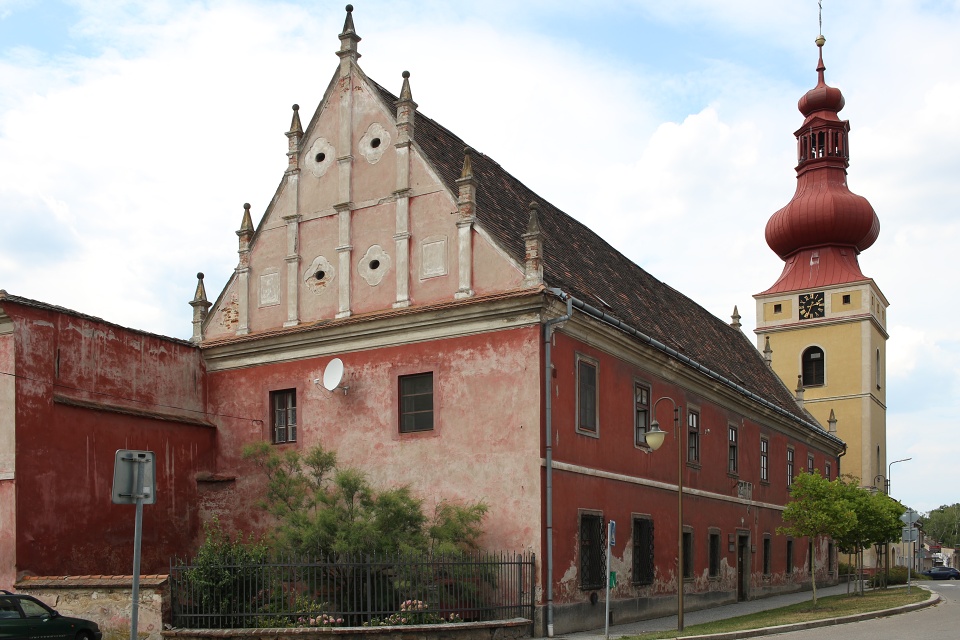 Pokračujeme dočasně bez Rolfa, ale fotíme pro něj aspoň zajímavou budovu děkanství v <a href="/Tema/Golčův Jeníkov">Golčově Jeníkově</a> z roku 1654.