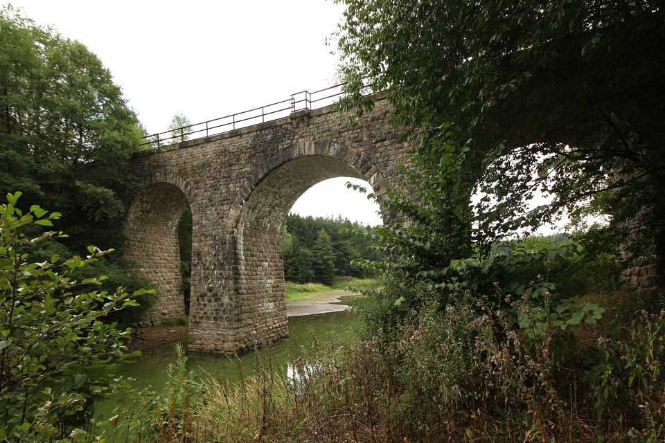 Úplně náhodou jsme po cestě narazili na železniční zajímavost, nám dosud neznámou: železniční most přes přehradu na Želivce Švihov, který mezi roky 1902 a 1970 sloužil na trati Vlašim - Dolní Kralovice.