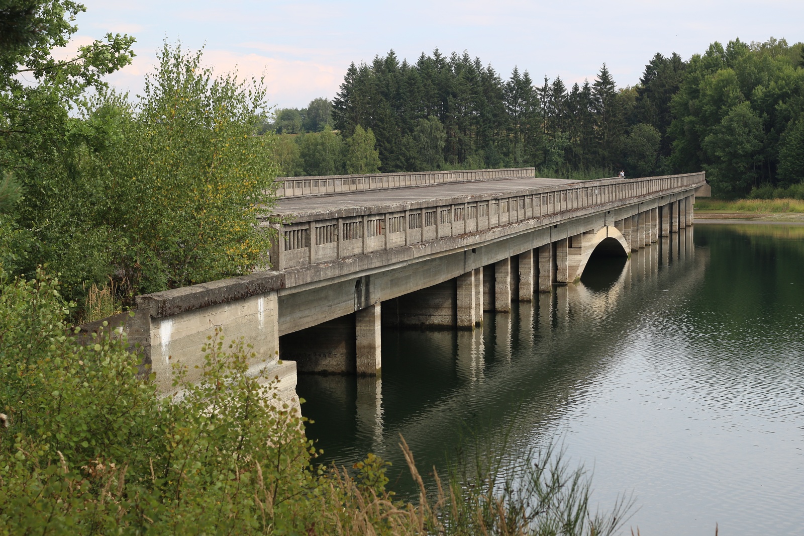 Zajímavých mostů vede ale přes Švihov více. Protože se nám (zatím) nepodařilo ve Žďáře nad Sázavou dostihnout Legiovlak, který včera odjel do Břeclavi, vydali jsme se prozkoumat dvojici nikdy nedokončených protektorátních mostů přes přítoky Želivky u Hulic. Později postavená přehrada oba mosty zatopila a ty tak nevedou odnikud nikam.