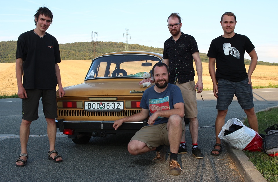 V pondělí večer přibyl k nejrůznějším dopravním prostředkům taky autostop. Nestopovali jsme (zatím) my, ale z Humpolce do Veverské Bítýšky jsme svezli stopaře jménem Krokodýl Daniel, který zítra odlétá na Island.