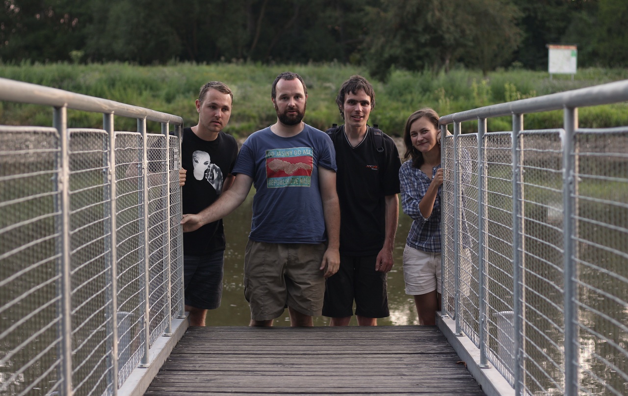 A protože se naše sestava průběžně neustále mění, je namístě ještě jedno společné foto. Tentorkát s Drobkem, která ve Veverské Bítýšce v přístavu čekala na zbytek skupiny, aby s námi doplula na elektrickém parníku až do Brna.