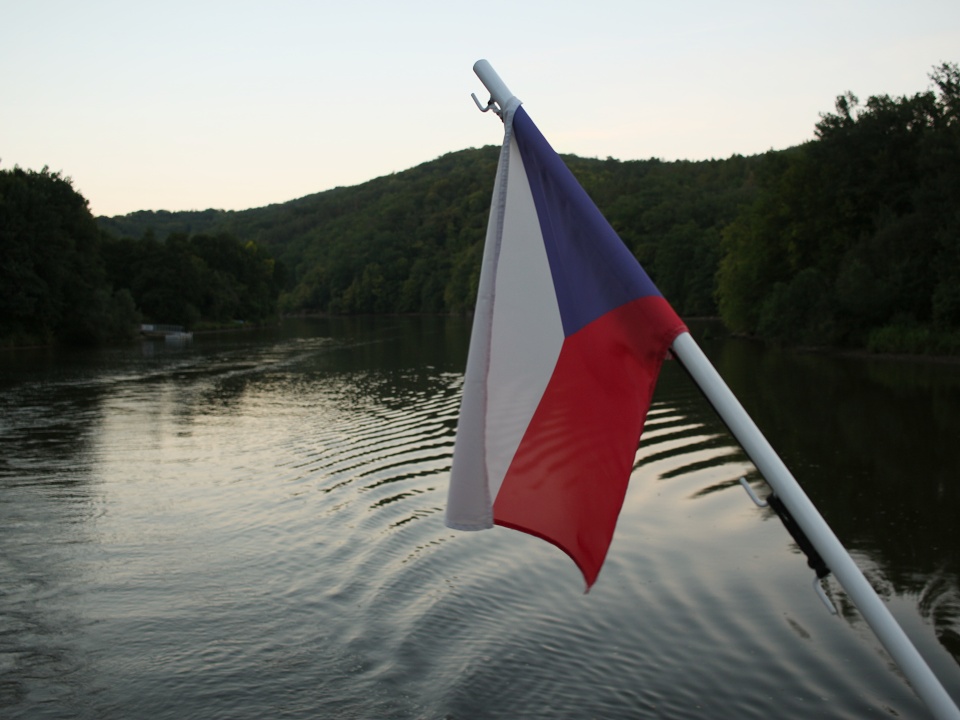 Pro dnešek se loučíme pohledem na česko(slovensko)u vlajku na zádi lodi Dallas, se kterou jsme připluli do metropole Moravy - Brna. Zítra překročíme hranici mezi Moravou a Slovenskem a připravíme se na zlatý hřeb akce - let letadlem ČSA do košic.