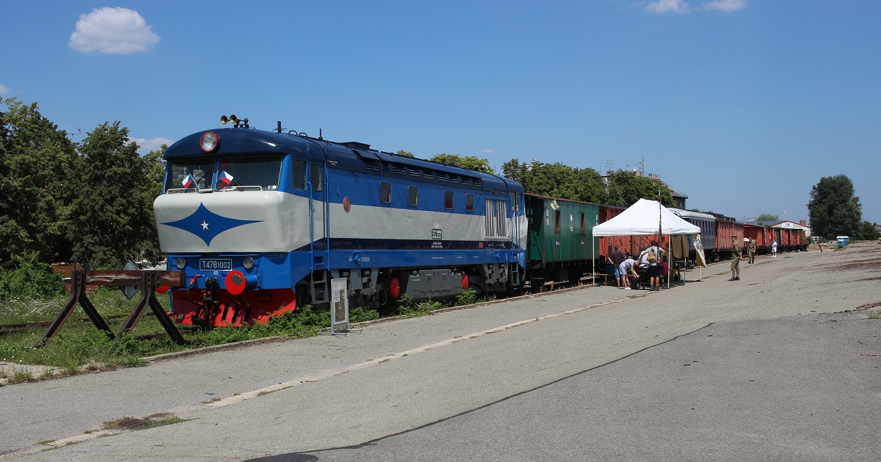 Jednou ze dvou úterních pamětihodností se stala návštěva tzv. legiovlaku. O dva dny nám ujel ve <a href="/Tema/Žďár nad Sázavou (žst)">Žďáru nad Sázavou</a>, ale díky rodině Hanušů a jejich stíhacímu vozu jsme jej stihli v <a href="/Tema/Břeclav (žst)">Břeclavi</a>. V pojízdném muzeu lze spatřit těplušky, pojízdnou kovárnu, hospodu, nemocnici i obrněný vůz včetna zajímavého výkladu a loutkového divadla pro děti.