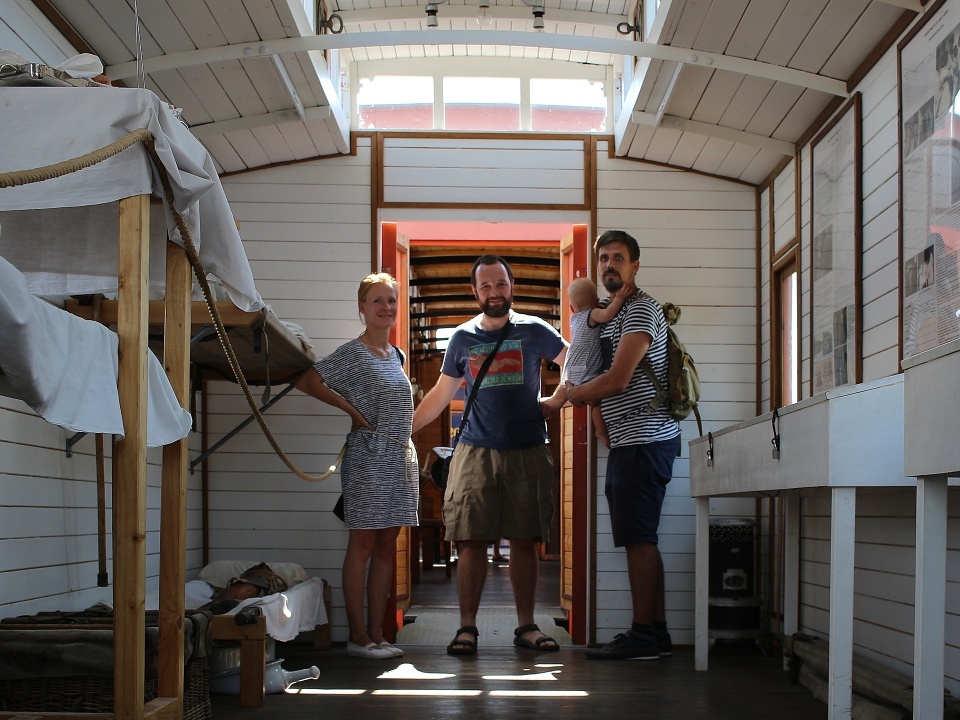 Fotografie ze sanitního vozu československých legií na Rusi. Mimo zraněných vojáků, jejich protéz a mě na ní můžete vidět rodinu předsedy SPJF Vojty: Káju (vlevo) a v náručí Vojty dceru Lucku.