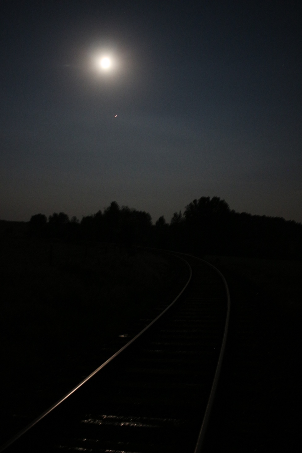 Na trati do <a href="/Tema/Hranice v Čechách (žst)">Hranic v Čechách</a> je jednak výluka a druhak tu o víkendu stejně žádné vlaky nejezdí. Nezbylo nám tak, než přes půlnoc šlapat pěšky k nejzápadnějšímu místu z Aše. Železnici jsme překročili poblíž zastávky <a href="/Tema/Štítary (žzast)">Štítary</a>. Na cestu nám svítil měsíc, který se právě klubal ze svého nejdelšího zatmění ve 21. století.