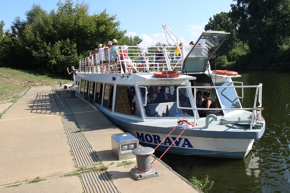 Dalším dopravním prostředkem na naší cestě se stala výletní loď Morava, plavící se po Baťově kanále, pýše prvorepublikového dopravního stavitelství. Nalodili jsme se v <a href="/Tema/Otrokovice">Otrokovicích</a> v přístavu zvaném Bahňák podle slavného Velkého vonta, abchom o 55 minut později vystoupili (a vykoupali se) ve <a href="/Tema/Syptihněv">Spytihněvi</a>. Ale kdo to tam na nás mává ze zadní paluby kornoutem se zmrzlinou?