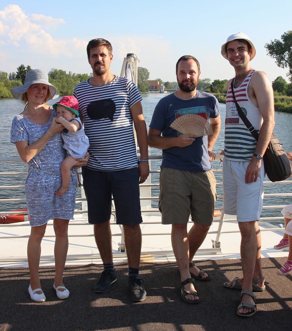 Další společná fotka z horní paluby nejen pro Rolfa. Blížíme se k plavební komoře a jezu ve <a href="/Tema/Spytihněv">Spytihněvi</a>. Naše další cesta povede do Bratislavy a dále do hloubi <a href="/Tema/Slovensko">Slovenska</a>