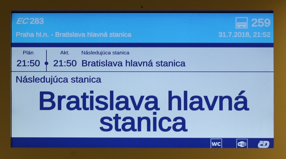 Překonání česko-slovenské hranice jsme nemohli vykonat jiným spojem, než legendárním vlakem - Slovenskou strelou, aktuálně jako EuroCity č. 283. O 40 minut opožděný vlak vjel na Slovensko ve 21:52 a zamířil do <a href="/Tema/Bratislava hlavná stanica (žst)">Bratislavy</a> jak to dělá posledních 82 let.