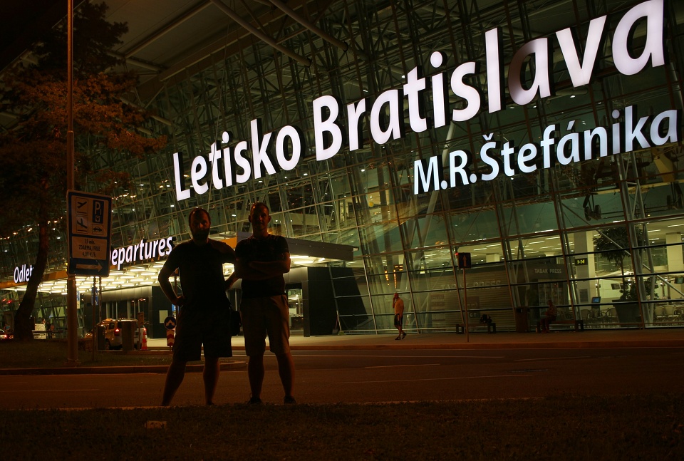 Před půlnocí jsme dorazili na bratislavské letiště. Příjemné místo k spánku jsme našli pod širákem venku, kousek od odbavovací haly.