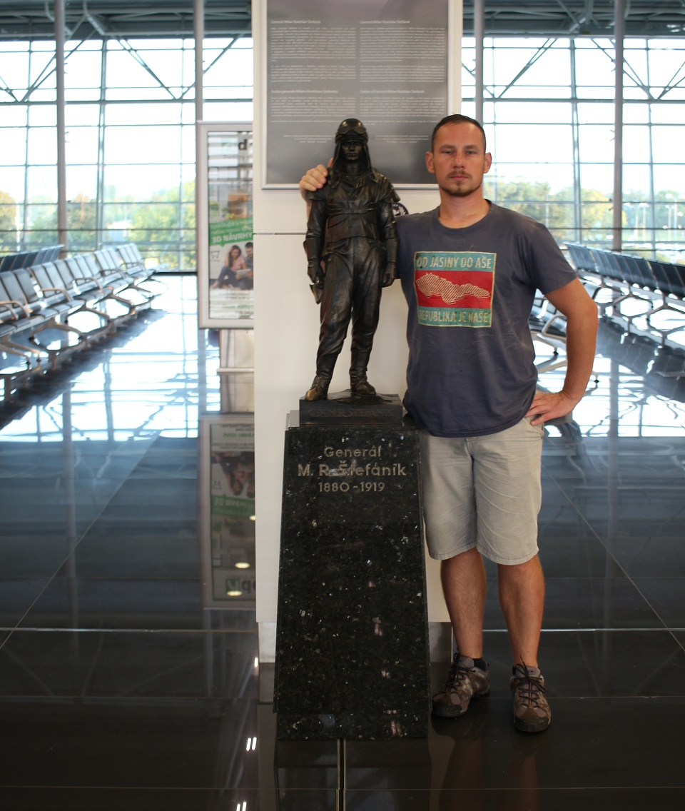 Fotka s podživotní sochou generála M. R. Štefánika, jehož jméno bratislavské letiště nese. Právě nahlásili náš spoj, hotovíme se k 55 minut dlouhému přeletu do Košic.