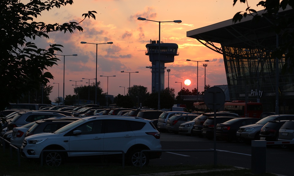 Ráno vyhází nad bratislavským letištěm Milana Rastislava Štěfánika oranžové slunce. Náš stroj brzy vzlétne a zamíří přímo k němu.