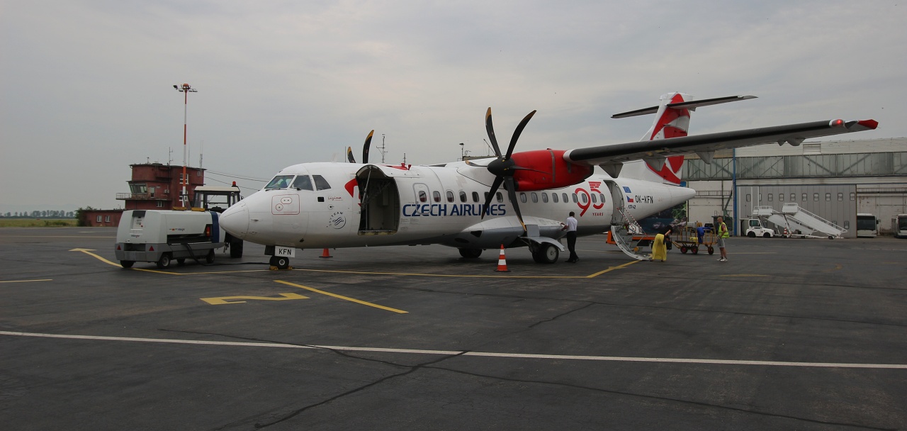 Malé dopravní letadlo ATR 42 sice není československé výroby (je z USA), ale alespoň je v barvách ČSA. Československé aerolinie založené 5 let po vzniku mladého státu patřily k prvním na světě a byly zakládajícím členem IATA. Slovenské aerolinie zanikly v roce 2007, ty české postupně skupují korejské a čínské společnosti. Přesto se společnost tváří, že je, co slavit.