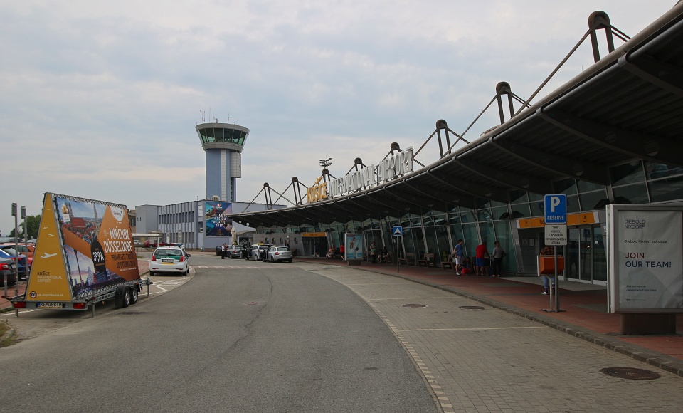 Vzhledem k velikosti města je košické letiště poměrně vzletné. Pravidelné spojení existuje s Bratislavou, Vídní, Prahou, Varšavou a Istanbulem. Do Brna se odtud bez přestupu nedostanete - jediná vnitrostátní linka na území Československa vede z Košic do Bratislavy.