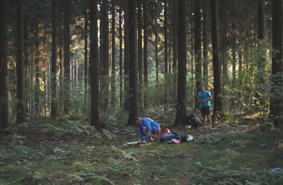 Přespání v lese bylo velmi příjemné. Teplá noc pod voňavými stromy v Ašském výběžku byla dobrým přísliběm úspěšného putování. Vzhůru na cestu!