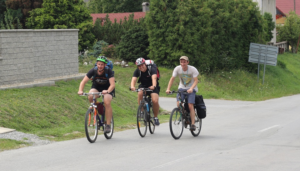 Druhá polovina cesty přes bývalé Československo bude zejména ve znamení kol, která nám pomohou dosáhnout i hůře přístupné oblasti v Karpatech na východní hranici státu. Z Košic jsme proto zamířili do Ruskova, odkud si pomůžeme vlakem do Pribeníku a dále opět kolmo na hraniční přechod Veľké Slemence/Mali Selmenci. Nocovat budeme již v Uhorodu, někdejším hlavním městě Podkarpatské Rusi.