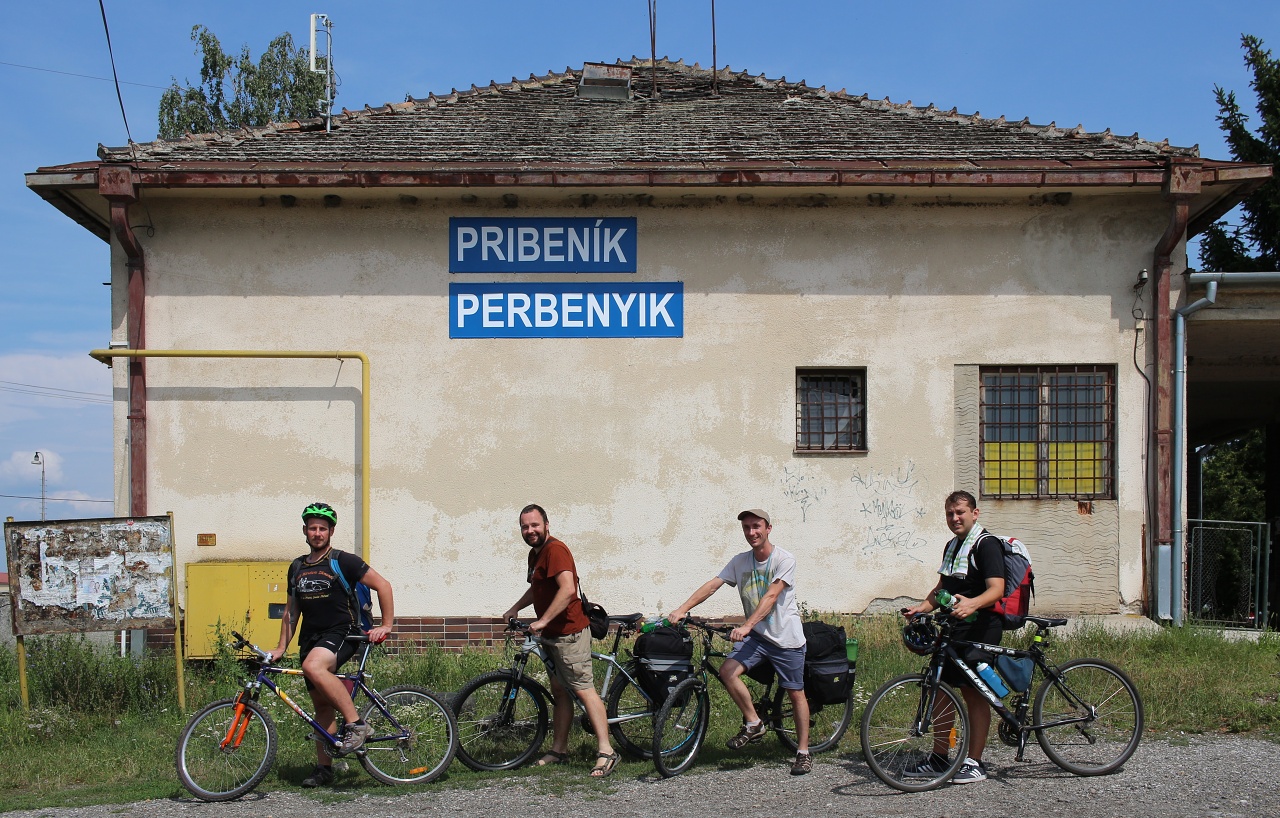 Prvních 22 km na kolech jsme urazili dopoledne z Košic do Ruskova (případně 29 do Slance). Druhou část cyklojízdy naplánoval Rolf ze své oblíbené železniční stanice <a href="/Tema/Pribeník (žst)">Pribeník</a> do Užhorodu. Místo je lehce spojeno i s dějinami Československa - začíná zde přes 10 km dlouhý železniční uzel <a href="/Tema/Čierná nad Tisou (žst)">Čierná nad Tisou</a>, kde v roce 1968 nejvyšší představitelé ČSSR a SSSR vyjednávali o možném odvrácení invaze vojsk Varšavské smlouvy do Československa. Povšimněte si také dvojjazyčného nápisu, který jasně signalizuje přítomnost maďarské menšiny (zde spíše většiny) na Slovensku.