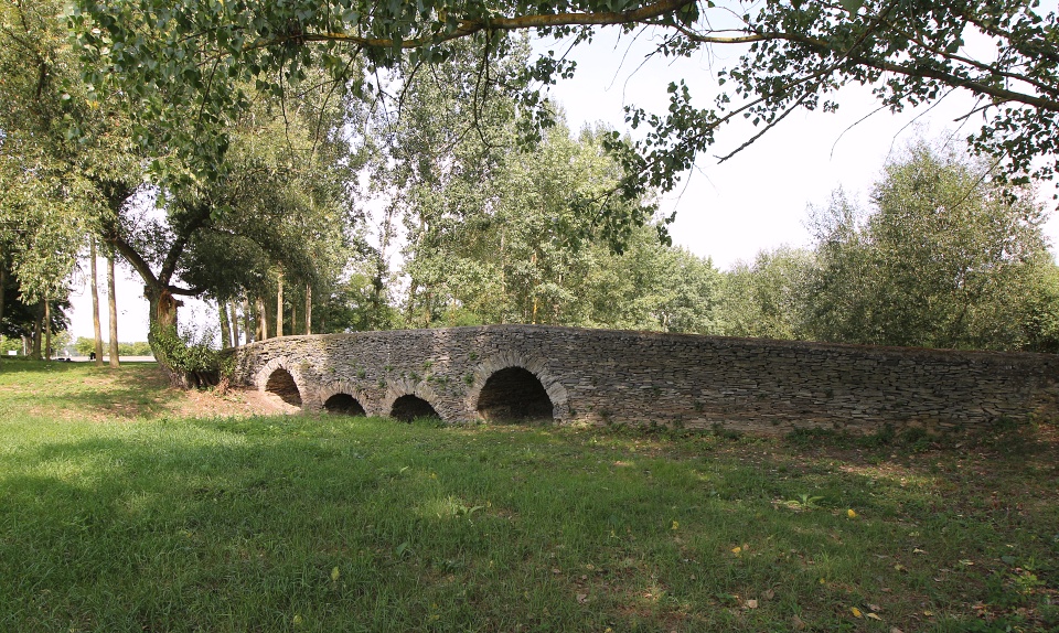 Malou odbočku z období ČSR do historie jsme udělali u vesnice Leles nedaleko Královského Chlmce. Původní most ze 14. století přes dnes již mrtvé rameno Latorice přejmenovali v 18. století zde usazení čeští mniši na Most svatého Gottharda. Dnes nevede odnikud nikam, ale pořád je stejně goticky krásný.