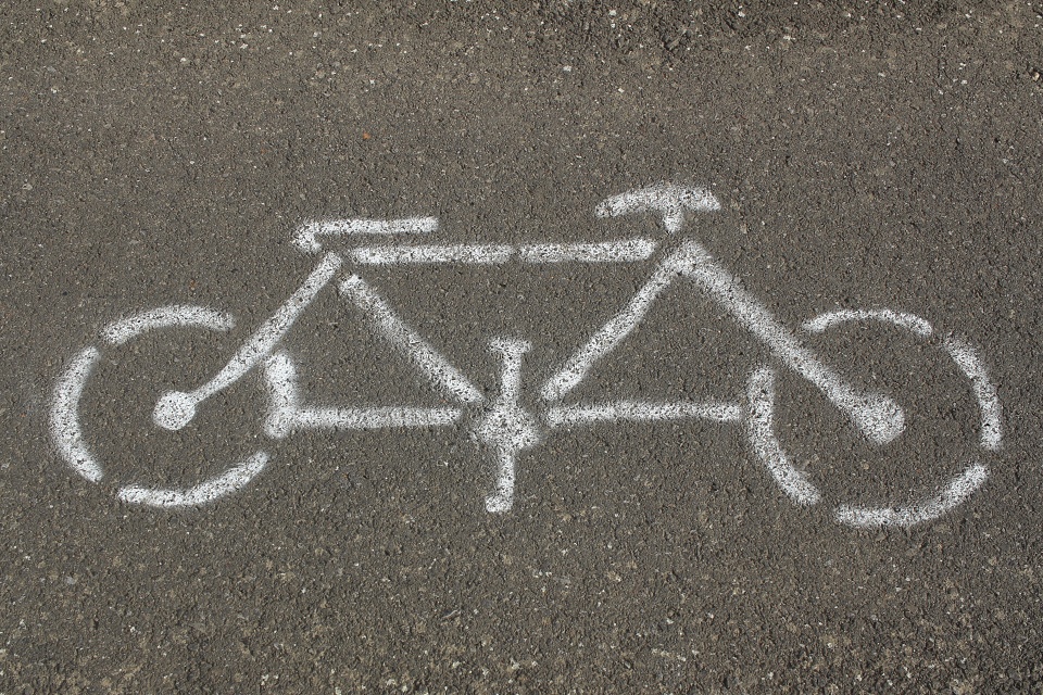 Takto si představují silničáři ve Veľkých Slemencích tvar jízdního kola. Uhádnete, která trubka na něm skutečně přebývá?