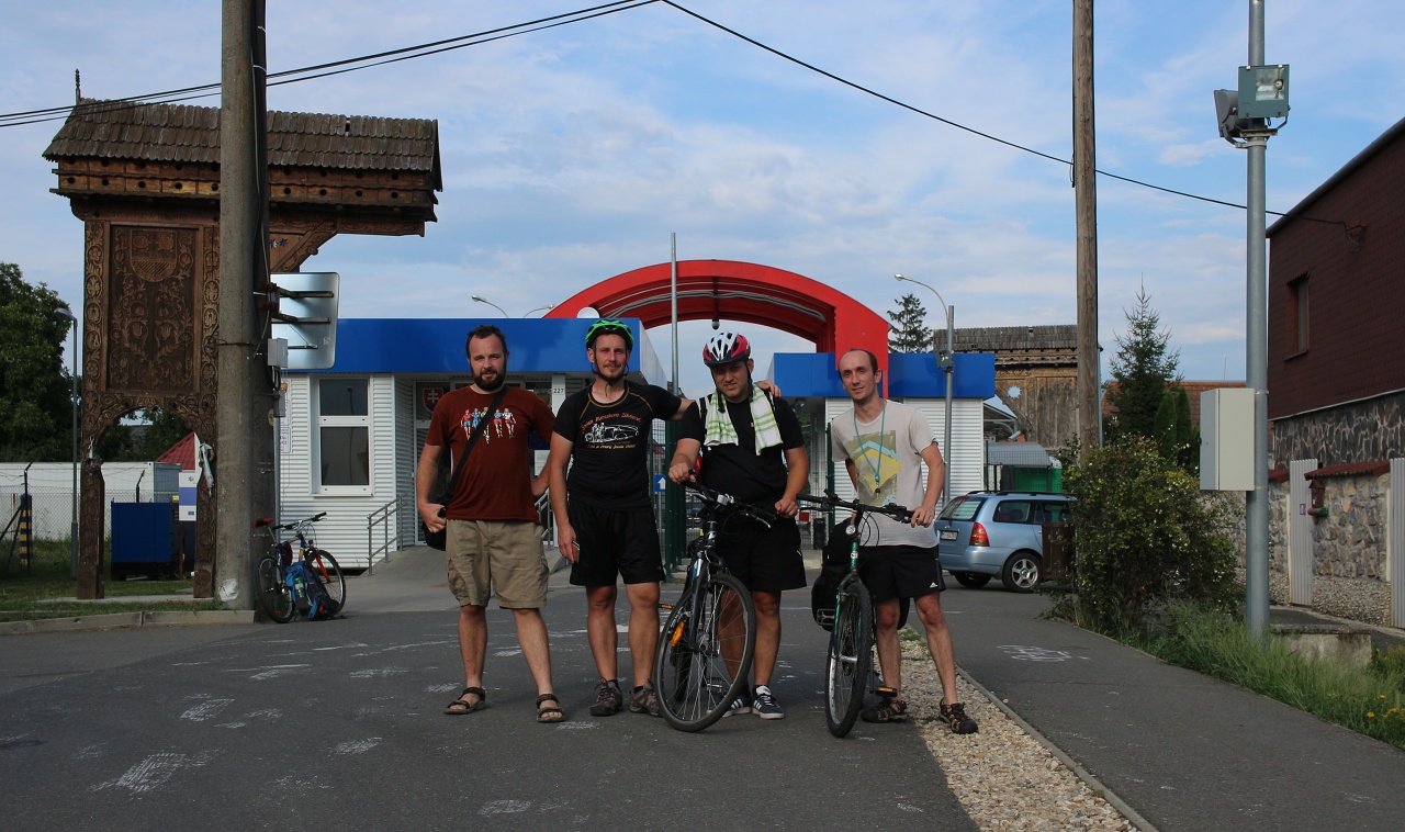 Mezi Slovenskem a Ukrajinou je 5 hraničích přechodů. Dva železniční, z toho jeden pouze pro nákladní přepravu, dva silniční, z toho jeden pouze pro auta a autobusy a přechod Veľké Slemence - Малі Селменці (Mali Selmenci). Hranice zdánlivě nelogicky vedená přímo středem obce, která tak byla rozdelena na velkou slovenskou a malou ukrajinskou část je důsledkem málo známé skutečnosti, že zemská hranice byla v roce 1919 vedena mírně západněji oporti návrhu Nejvyšší rady spojenců v Sant-Germainské smlouvě o přopojení Zakarpatska k Československu. Zakarpatí tak na úkor Slovenska získalo úzký pruh území, který se v roce 1946 stal součástí SSSR - v té době se zemská hranice stala státní a Slemnci byli rozdělení až do dnešních dnů.