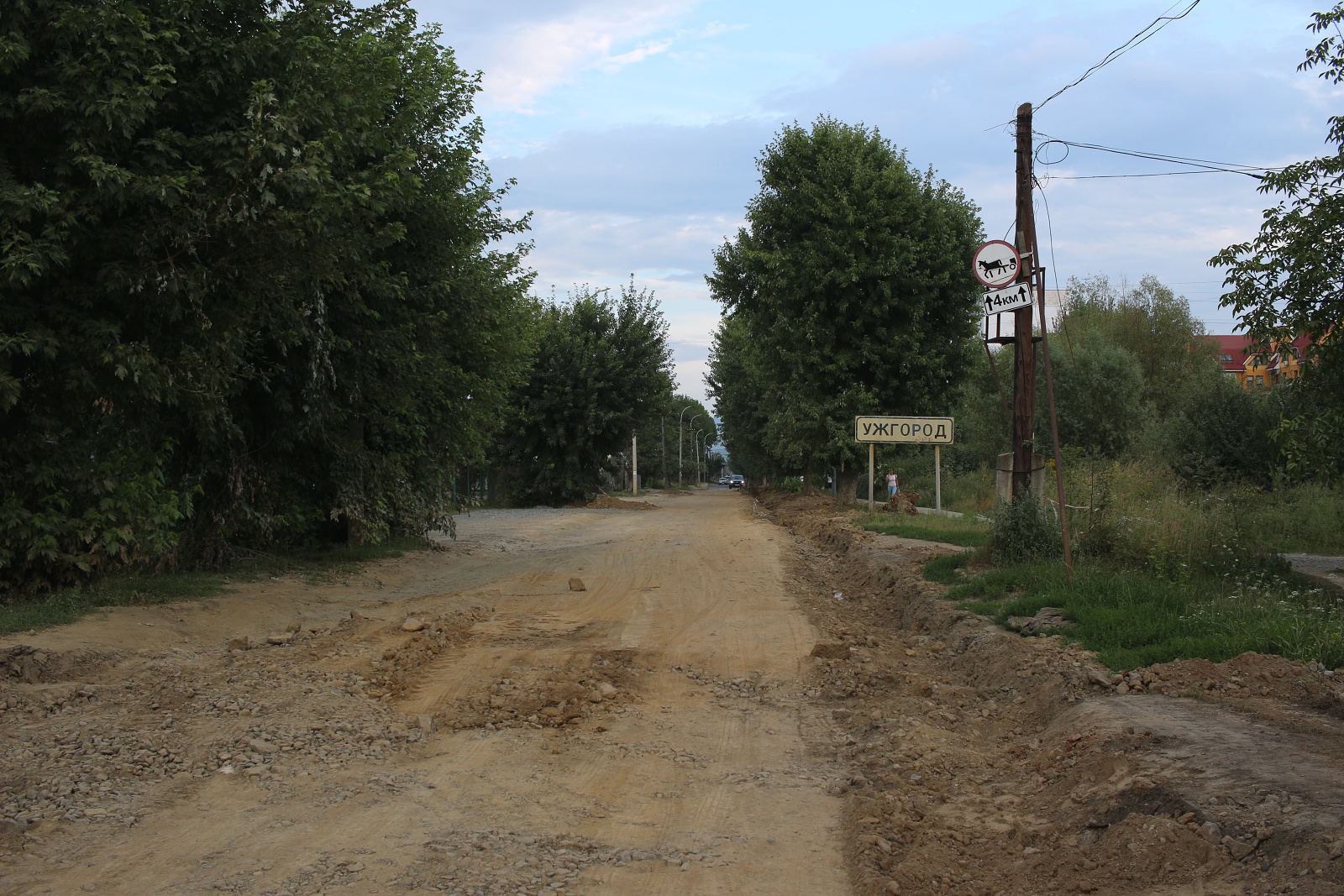 Při příjezdu po rozkoaené cestě do Ужгороду jsme bli vděční za horská kola. Alespoň tu momentálně nejezdí žádné koňské povozy.