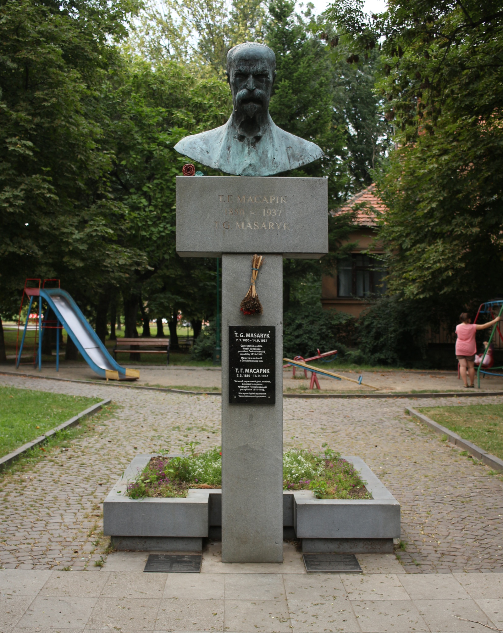 Od roku 2012 stojí také v Ужгороду poblíž bývlé československé čtvrti pomník Tomáše Garrigue Masaryka. Během zítřka se k němu vydáme s místními členy spolku TGM položit květiny a vzdát hold zakladateli Československa. Pak zamíříme ještě dále na východ.