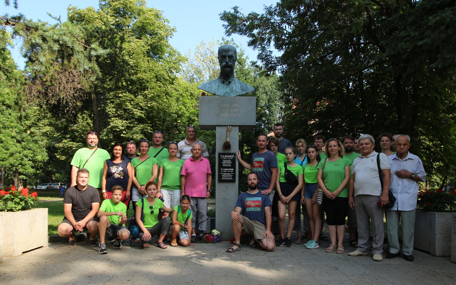 Setkání u pomníku Tomáše Garrigue Masaryka a položení květin k uctění jeho památky (včetně zpěvu české a slovenské, avšak nikoliv zakarpatské) hymny se zúčastnilo celkem 26 příznivců - jak z naší výpravy, tak z klubu TGM Užhorod i turistů z Uherského Hradiště, kteří tu tráví prázdniny.